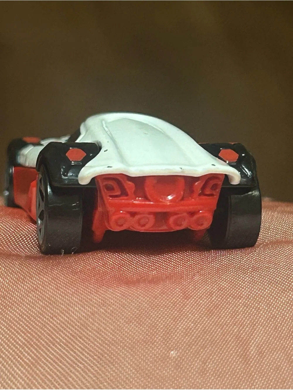 Hot Wheels Kick Kart White/Red Soccer Ball Theme Diecast Toy Car (BDD12)